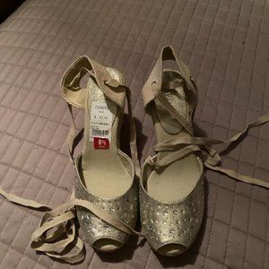 Women lace rhinestone shoes